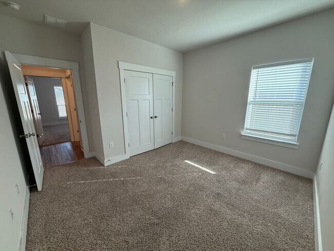 Building Photo - Pensacola - Kaheeley Ridge - 4 bedroom, 3 bathroom - lawn care included