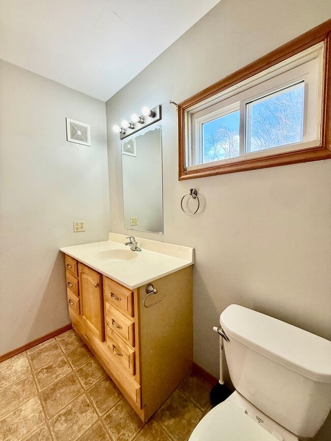 Building Photo - Charming 2-Bedroom Home Near the Hospital – Pet Friendly!