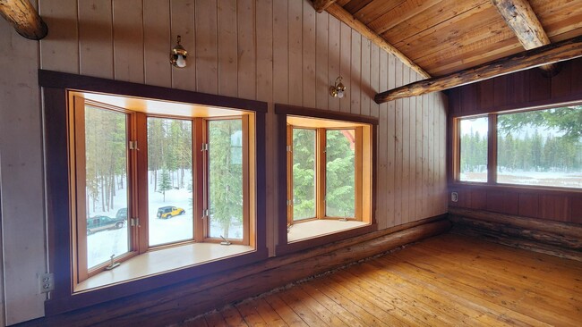 Building Photo - Beautiful Log Cabin in Condon