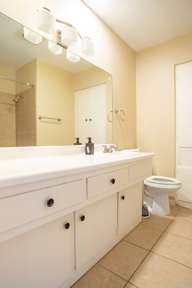 Building Photo - Queen room in 4-bed/2.0-bath Home