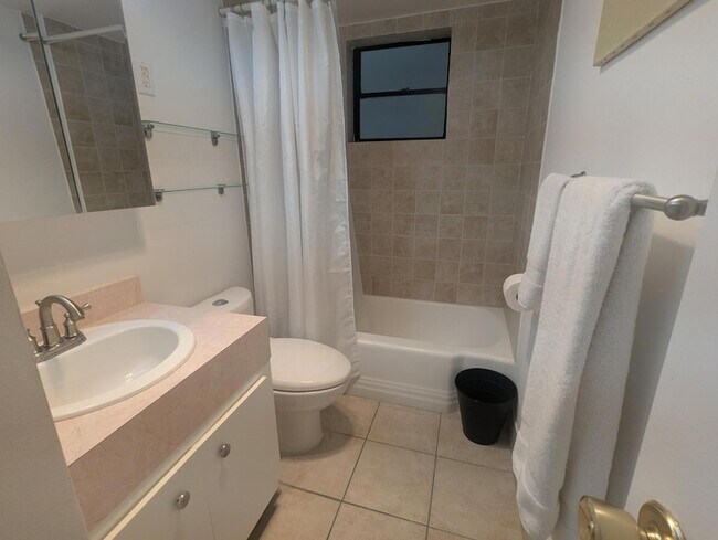 Building Photo - 220 Kings Point Dr