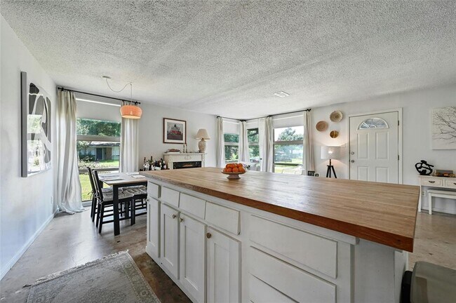 Building Photo - 1513 Corona Dr