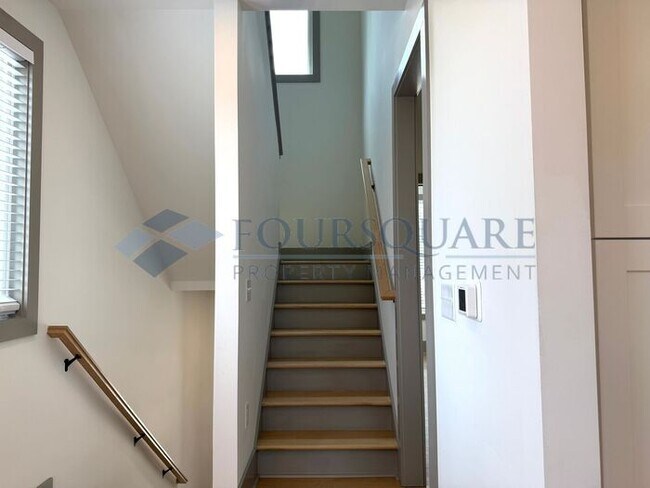 Building Photo - Modern 4-Bed / 4 Bath Townhome with Fireplace, Outdoor Spaces & Fenced Yard – Inside the Beltline...