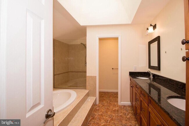 Building Photo - 80 Sayre Dr