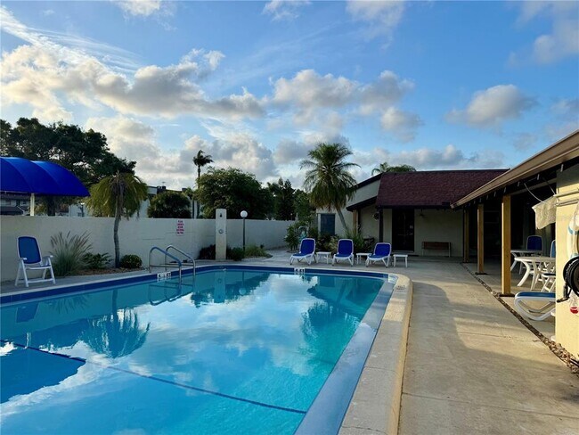 Building Photo - 1100 E Bay Dr