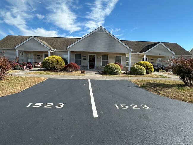 Building Photo - 2 Bedroom / 1 Bath Home Kingsport TN