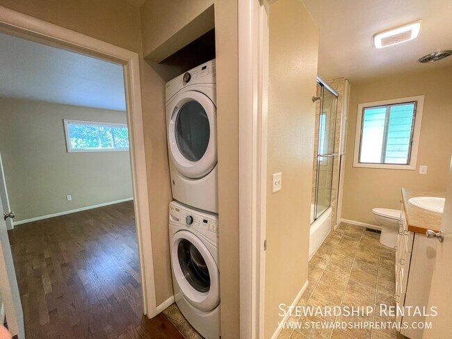 Building Photo - 1800 Sylvan St