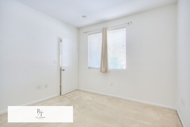 Building Photo - Luxurious Modern Condo in Alhambra