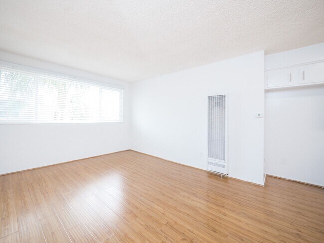 Building Photo - 817 S. St. Andrews Pl