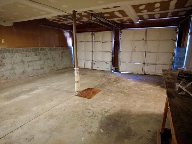 Building Photo - Spacious 3BR Bi-Level Home with 2-Car Garage in Reynoldsburg – $1,850/mo