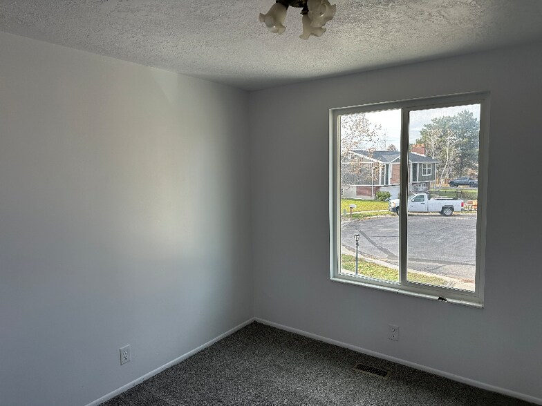 Building Photo - 4981 Greentree Way W