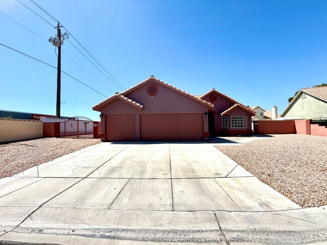 Building Photo - Spacious 4-Bedroom, 2-Bathroom Single-Stor...