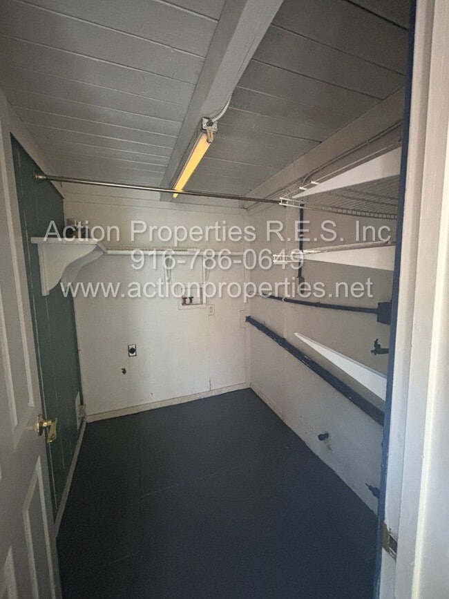 Building Photo - Central Roseville, 1 Bed, 1 Ba, Wall Air, New Carpet & Paint: Large Living Room, Bedroom Downstai...