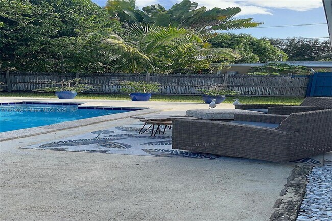 Building Photo - 827 NE 140th St