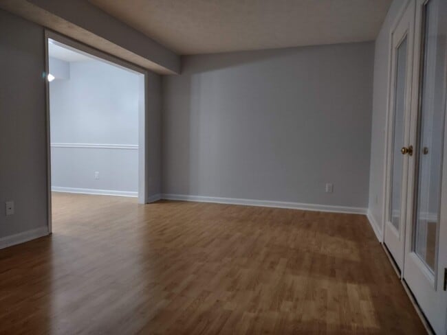 Building Photo - 2 bedroom 1.5 bath condo near ETSU