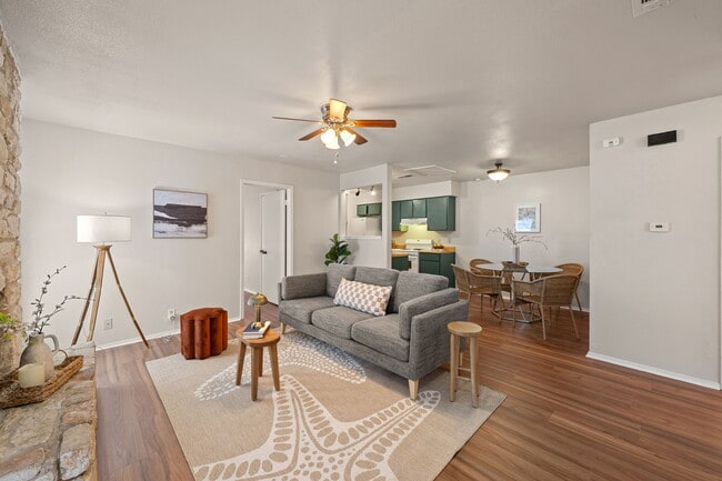 Building Photo - 703 Country Aire Dr