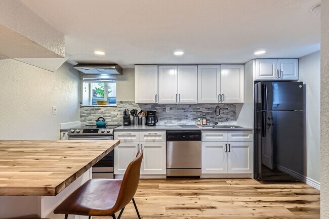 Building Photo - Highlands 2 BDR Turnkey Home