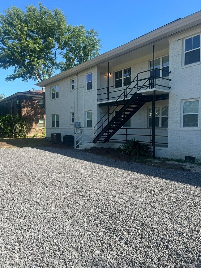 Building Photo - Newly Renovated Three Bedrooms Condo in South Windermere