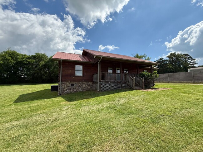 Building Photo - 1404 Maple Ln