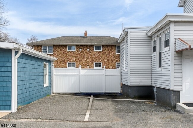 Building Photo - 114 E Main St