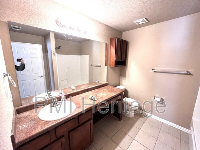 Building Photo - 3200 SW Windrift Ave