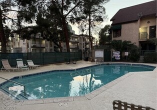 Building Photo - 460 Elm Dr