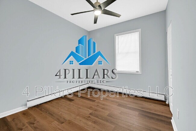 Building Photo - 803 E Chicago Ave