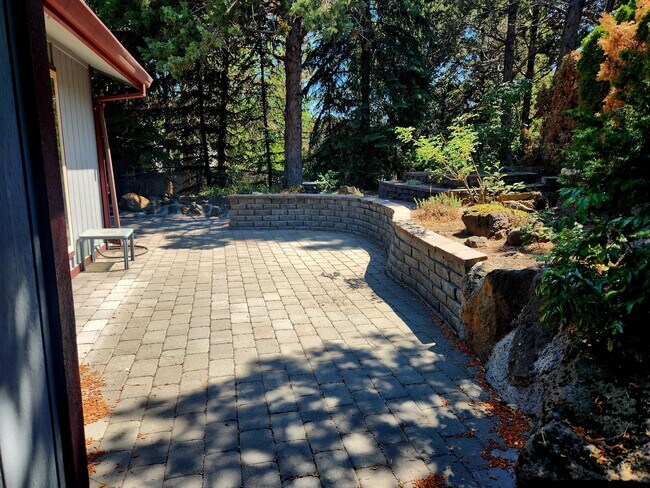 Building Photo - 611 NE Tracker Ct