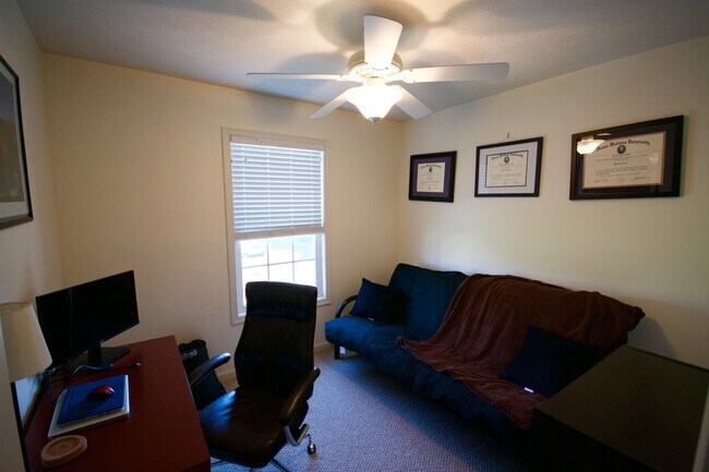 Building Photo - Taylor Spring Townhouse With Garage and Ba...