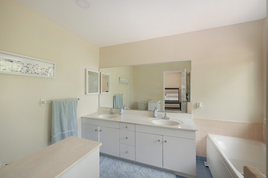 Building Photo - 160 Buttonwood Dr