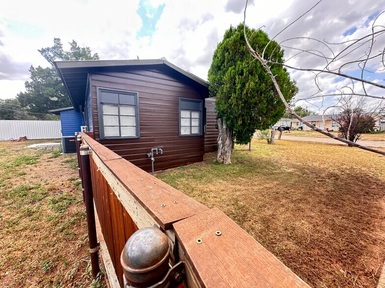 Building Photo - 3805 Highland Dr