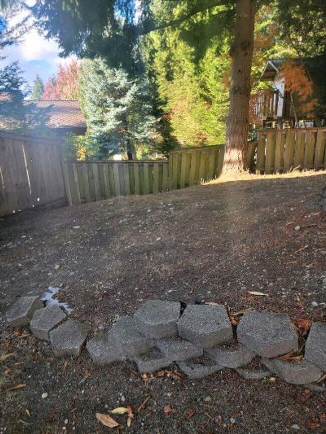 Building Photo - Classic North Tacoma 4 Bedroom Tri-Level with Peak a Boo View!