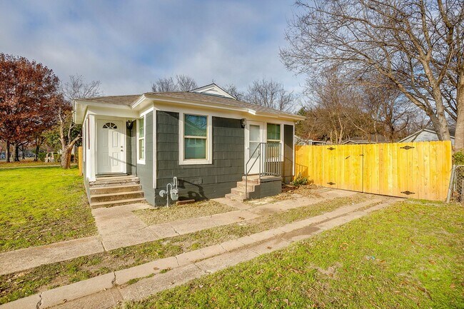 Building Photo - Remodeled 2 Bed 1 Bath Home Ready for New Tenants Near the River District-76114