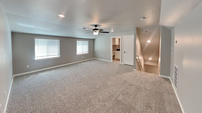 Building Photo - Luxury 4 Bedroom 3 Bathroom Home in Lone O...