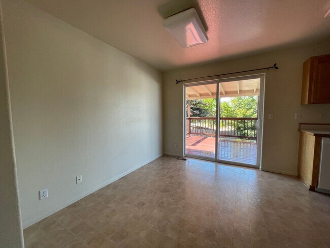 Building Photo - 3 bedroom house with garage