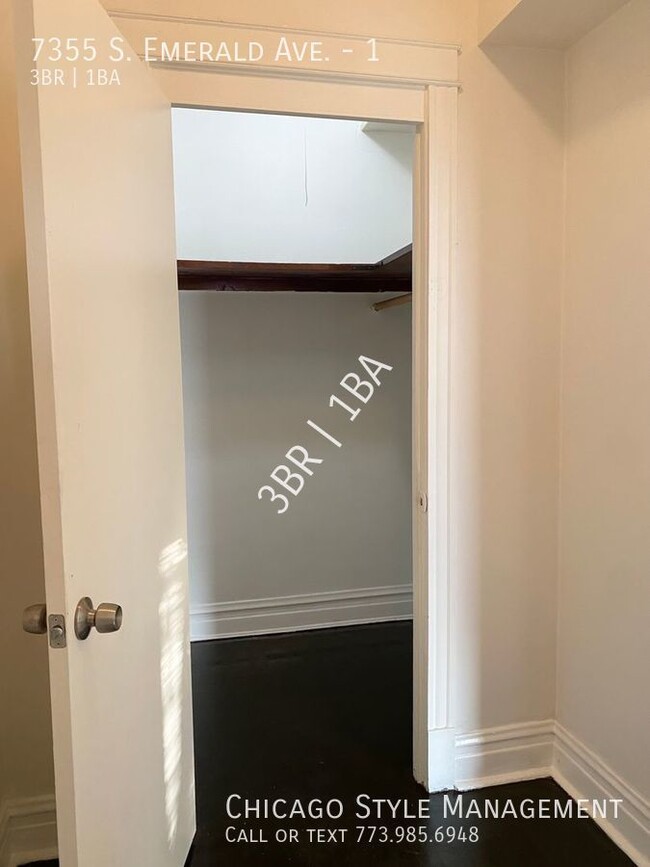 Building Photo - Generous Living Space