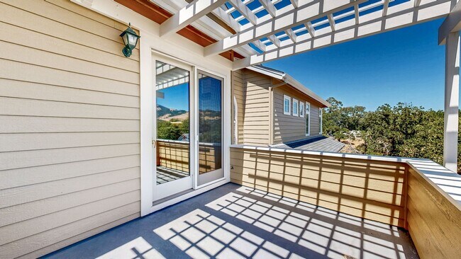 Building Photo - Gorgeous Home with private yards, large de...
