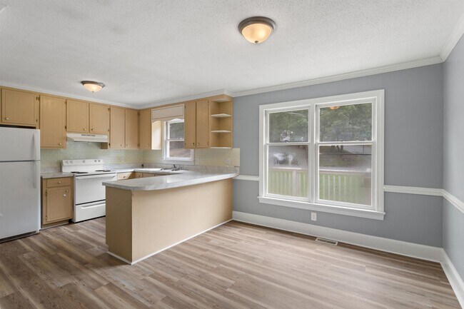 Building Photo - 1301 Roundtree Dr