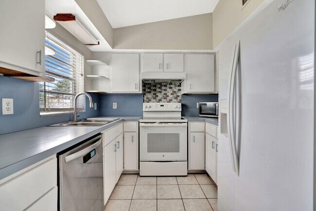 Building Photo - 8968 SE Pine Cone Ln