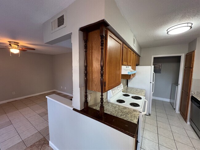 Building Photo - 7400 Bellerive Dr