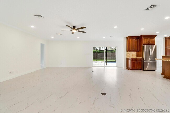 Building Photo - 100 SW 15th Ct