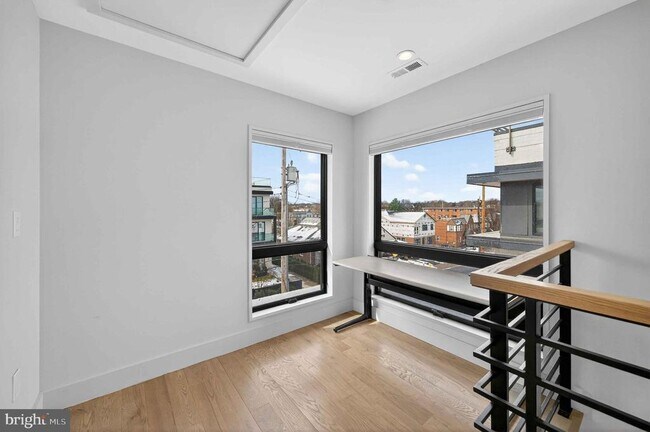 Building Photo - 911 S Oak St