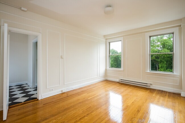 Dining room - 400 W Hortter St