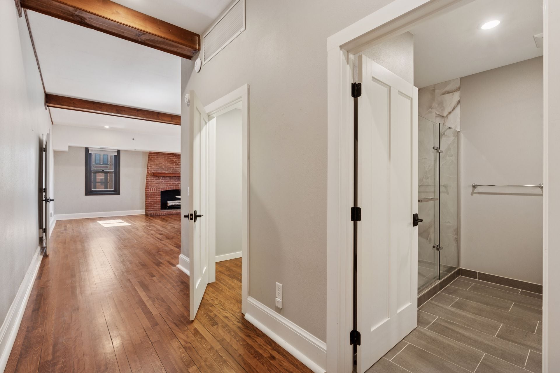 Building Photo - 107 Chestnut St E