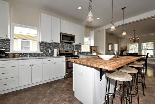 Building Photo - 418 E Myrtle St