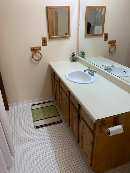 Building Photo - 37098 Camelot Dr