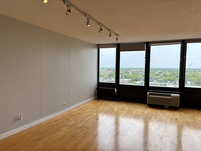 Building Photo - 5320 N Sheridan Rd