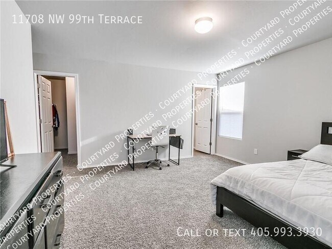 Building Photo - 11708 NW 99th Ter