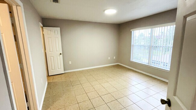 Building Photo - 3702 Palm Desert Ln