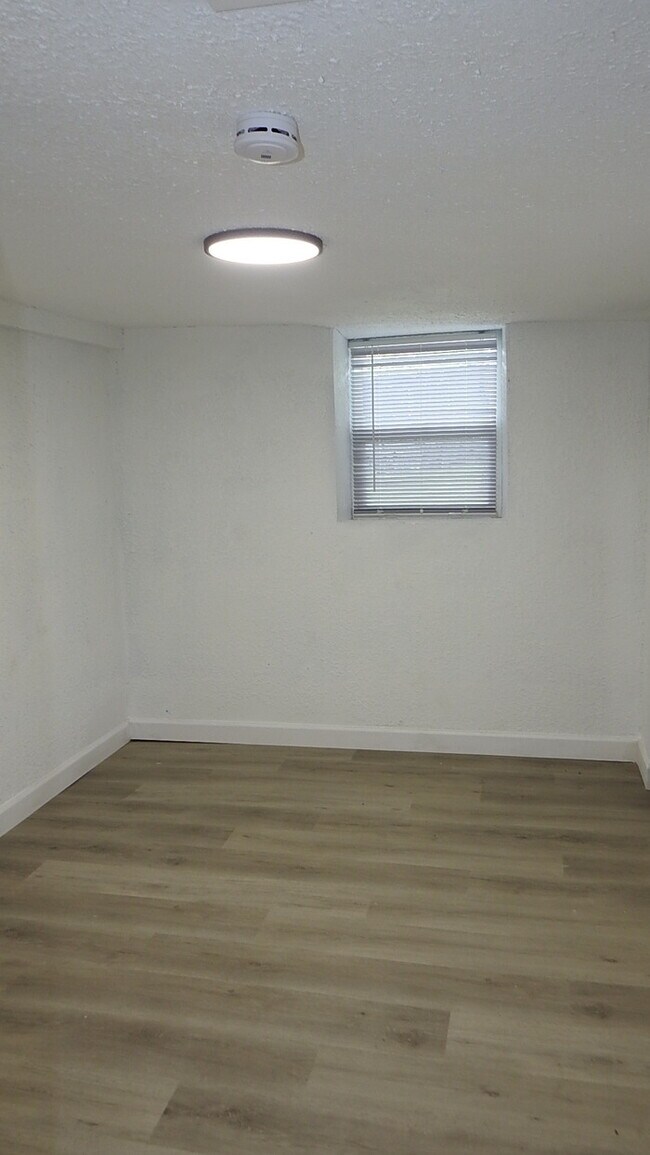 Building Photo - Newly rehabbed fully rehabbed 4 bed 2 bath...